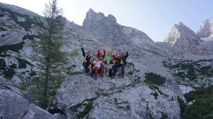 Die gessamte Gruppe Snackpacker sitzt auf einem Felsen vor der Blaueishütte | © Snackpacker