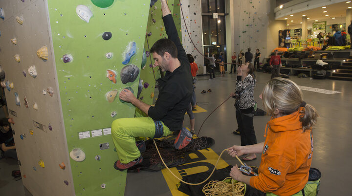 Ein Kletterpaar beim Klettern und Sichern in einer Kletterhalle | © DAV/Thilo Brunner