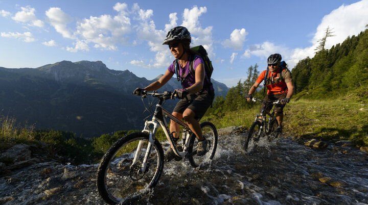 Zwei Mountainbiker in den Bergen | © DAV/Wolfgang Ehn